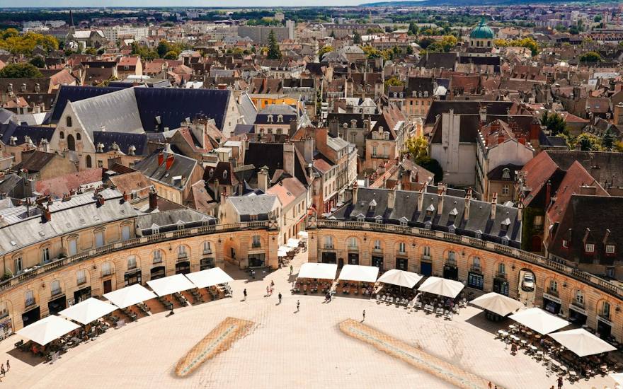 Une place historique vue du ciel, avec ses marchés