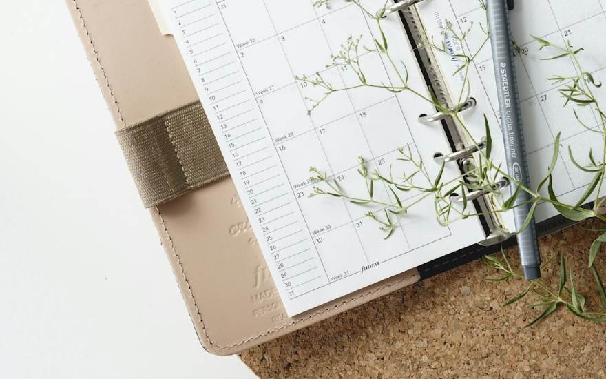 Un agenda ouvert sur un bureau