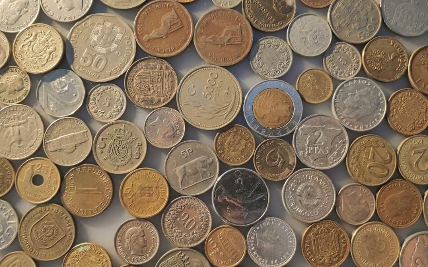 Des pièces en euros qui s'échappent d'un bocal