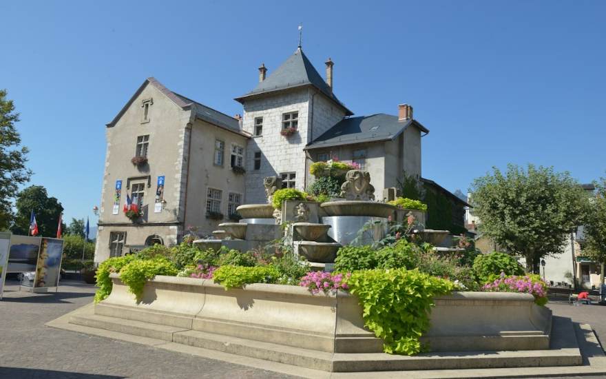 Un hôtel de ville et sa fontaine