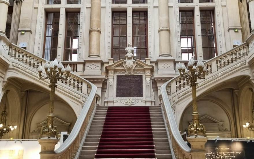 Un escalier à tapis rouge dans un bâtiment officiel