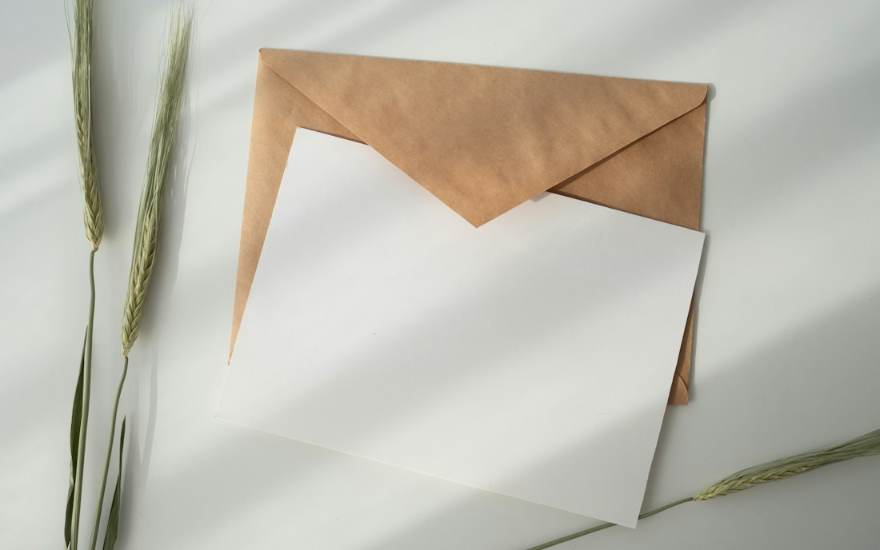 Une enveloppe et une feuille de papier