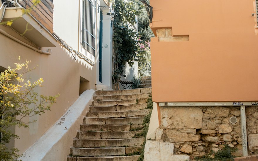 Un escalier de pierre ensoleillé entre deux maisons d'une vieille ville