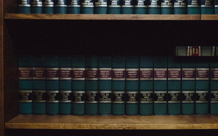 Des rangées de livres reliés sur une étagère